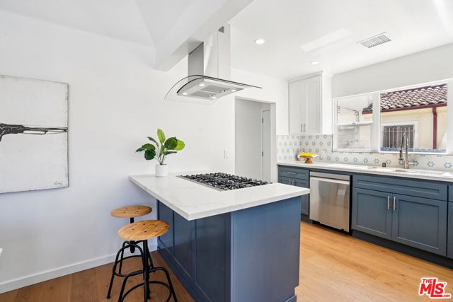 4438 W 28th Street, Los Angeles CA: https://media.crmls.org/mediaz/dcfc4d95-806f-47dc-8540-14e088a95efc.jpg