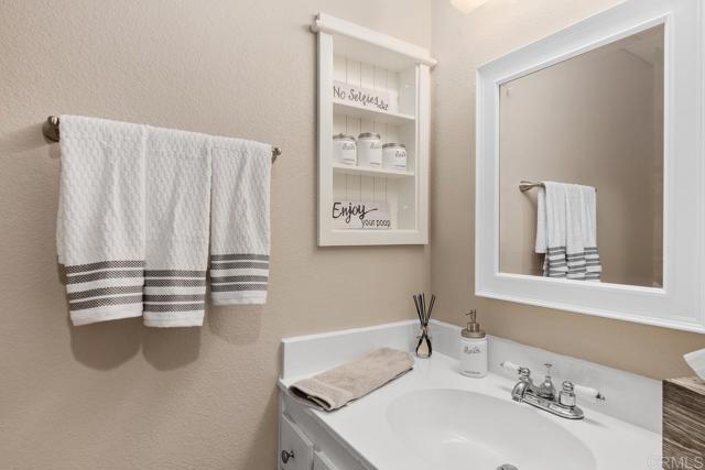 3404 Oak Cliff Dr, Fallbrook CA: https://media.crmls.org/mediaz/dcfca7a4-be9a-40cf-ba21-76737fabb6a7.jpg