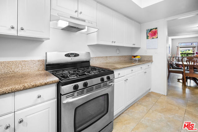 11911 Magnolia Boulevard, Valley Village CA: https://media.crmls.org/mediaz/dcfd3bf9-bae1-444e-b2ab-8b185f2c3a0e.jpg