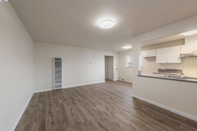 107 Catron Dr, Oakland CA: https://media.crmls.org/mediaz/dcfd75fd-0a30-47a6-887a-89aa2502c0d8.jpg