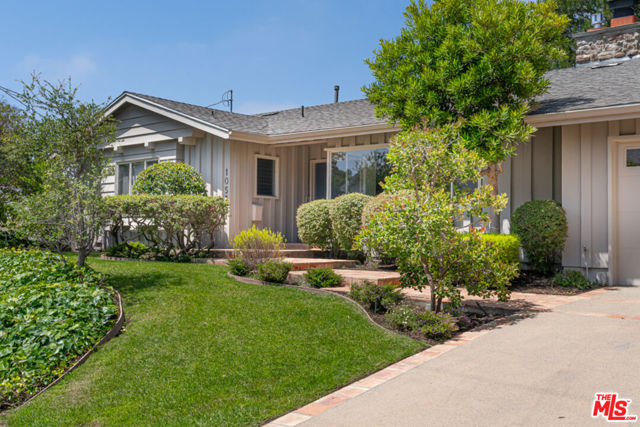 1053 Maroney Lane, Pacific Palisades CA: https://media.crmls.org/mediaz/dcfdb527-08dd-4f9f-a3e4-24d55e2a1cfc.jpg