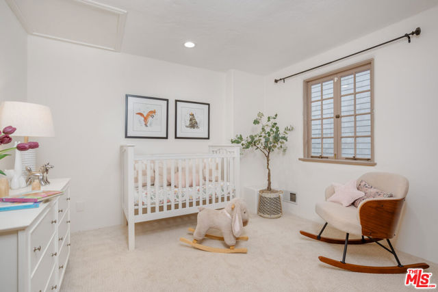 2917 N Poinsettia Avenue, Manhattan Beach CA: https://media.crmls.org/mediaz/dcfe411d-1b46-4b8d-8540-399ce9ff740d.jpg