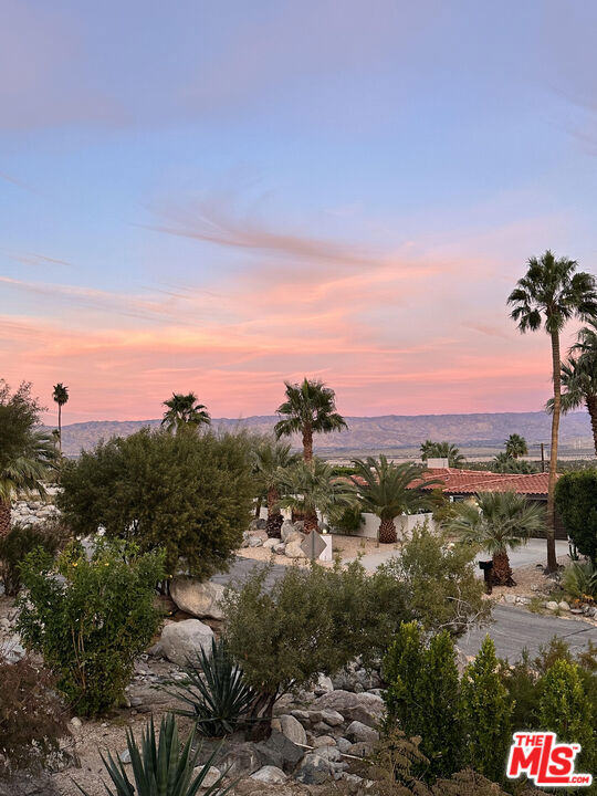https://media.crmls.org/mediaz/dcfed392-2e33-45e9-911e-e921e80f5fb4.jpg?preset=X-Large