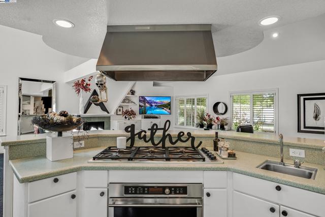 Image 9 of 58 For 7828 Foothill Knolls Dr