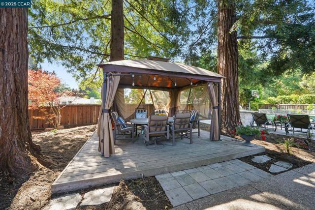 235 Saint Paul Dr, Alamo CA: https://media.crmls.org/mediaz/dcff87b5-125b-4a3e-bb47-f3b4c49e494c.jpg