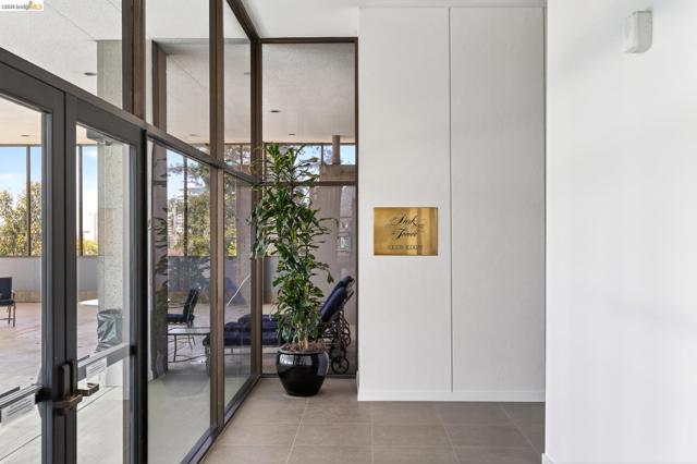 565 Bellevue Ave, Oakland CA: https://media.crmls.org/mediaz/dcfff855-1833-4a4d-b66a-f6d4d70435f4.jpg