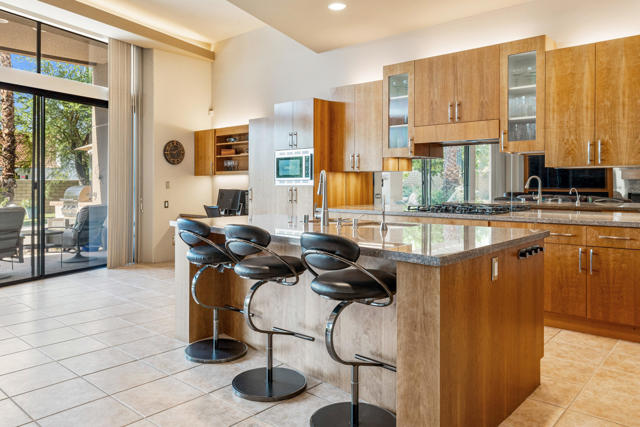 12 Boulder Lane, Rancho Mirage CA: https://media.crmls.org/mediaz/dd004e79-f096-45c5-9aa6-e5e7529274cb.jpg