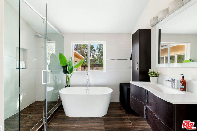 12504 Kling Street, Studio City CA: https://media.crmls.org/mediaz/dd005ac8-9858-440b-9f4a-038a7dac158e.jpg