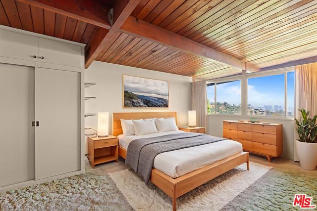 924 Stonehill Lane, Los Angeles CA: https://media.crmls.org/mediaz/dd016a76-6741-4c5c-bb70-4cc039214e24.jpg