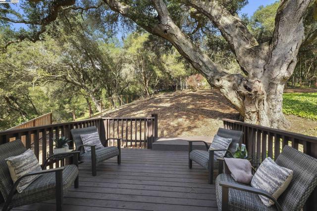10 Easton Ct, Orinda CA: https://media.crmls.org/mediaz/dd017da5-6d8b-4f98-82c9-5e850fd5099e.jpg