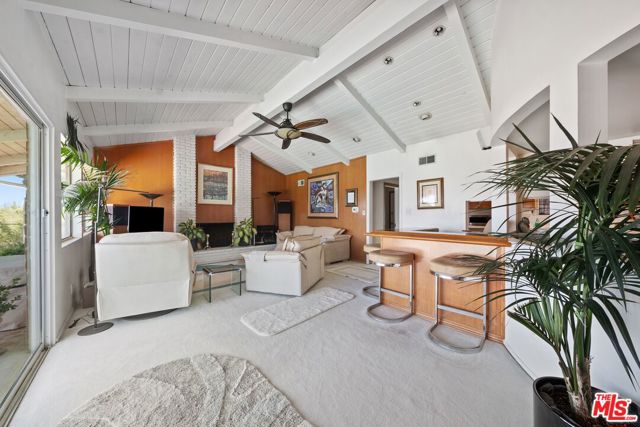 4260 S Cloverdale Avenue, Los Angeles CA: https://media.crmls.org/mediaz/dd01a245-ef80-49d3-befc-072846ded551.jpg