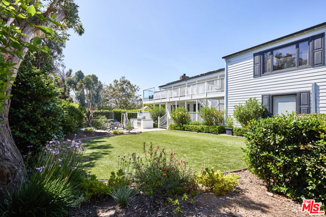 30362 Morning View Drive, Malibu CA: https://media.crmls.org/mediaz/dd036dec-584f-490a-9acb-d307f5e0f165.jpg