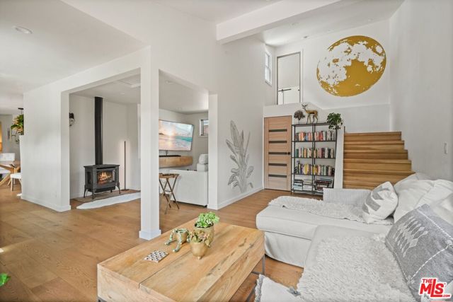 19817 Montau Drive, Topanga CA: https://media.crmls.org/mediaz/dd037db3-df07-4c73-9e3f-d8cb2147ca8c.jpg