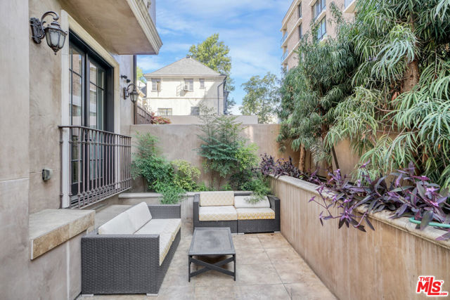 208 S Lasky Drive, Beverly Hills CA: https://media.crmls.org/mediaz/dd04166f-6d93-4b2d-8262-673c1053579d.jpg