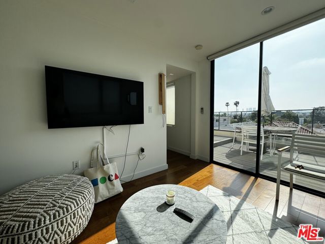 140 S Hayworth Avenue, Los Angeles CA: https://media.crmls.org/mediaz/dd041b2b-5d71-4610-878d-9d45d94fd2ae.jpg