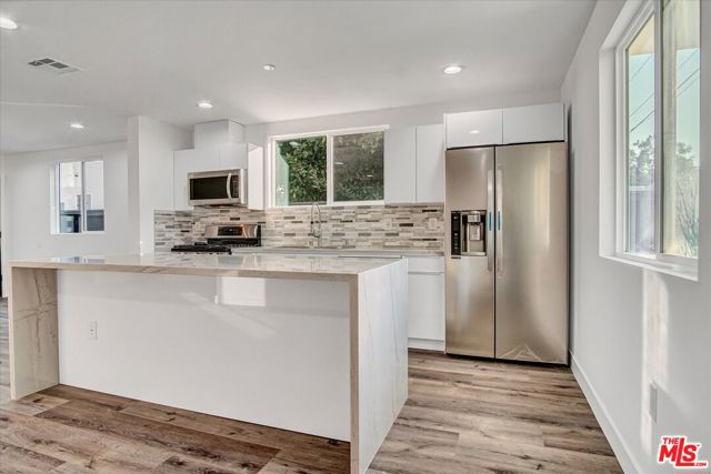 2419 S Cochran Avenue, Los Angeles CA: https://media.crmls.org/mediaz/dd046039-3128-46d4-8587-e7bdc5a08700.jpg