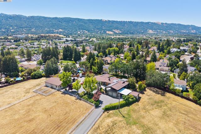 4558 Bernal Ave, Pleasanton CA: https://media.crmls.org/mediaz/dd0490fc-36c6-48c9-a32a-e7292081207c.jpg