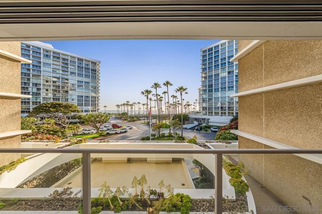 1820 Avenida Del Mundo, Coronado CA: https://media.crmls.org/mediaz/dd04fe23-469d-41a8-859f-251adf87c359.jpg