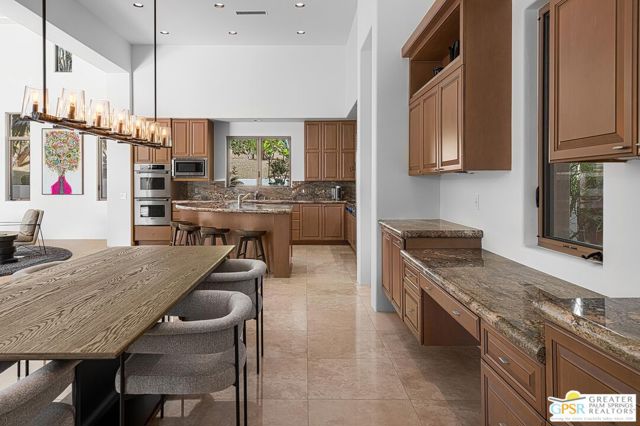 27 Ambassador Circle, Rancho Mirage CA: https://media.crmls.org/mediaz/dd05f3bd-6105-43a5-9539-e9260b37a1c4.jpg