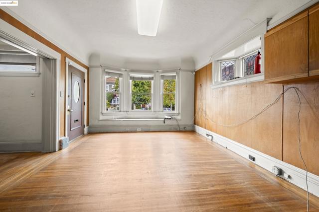 3050 Shattuck, Berkeley CA: https://media.crmls.org/mediaz/dd0697e3-52a3-47c5-ac89-c8e44aa02009.jpg