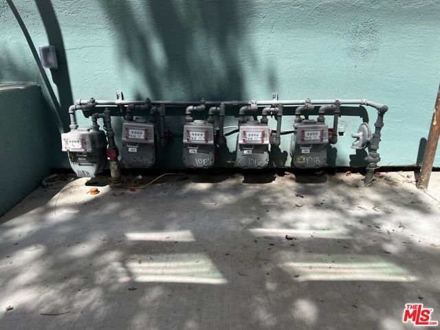 1016 W 21st Street, Los Angeles CA: https://media.crmls.org/mediaz/dd081331-1b35-46f2-9ebe-0439709cc322.jpg