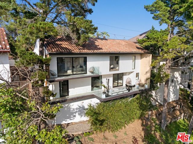 8583 Skyline Drive, Los Angeles CA: https://media.crmls.org/mediaz/dd083914-fd42-47dd-b95b-65c51e72651e.jpg