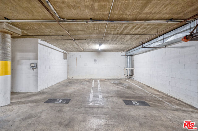 235 S Tower Drive, Beverly Hills CA: https://media.crmls.org/mediaz/dd08f7ee-a3af-480d-999a-1f7a7e8c8e20.jpg