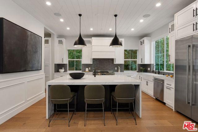 18057 Valley Vista Boulevard, Encino CA: https://media.crmls.org/mediaz/dd09be55-8dfb-4430-abfe-c4b97f62b4e1.jpg