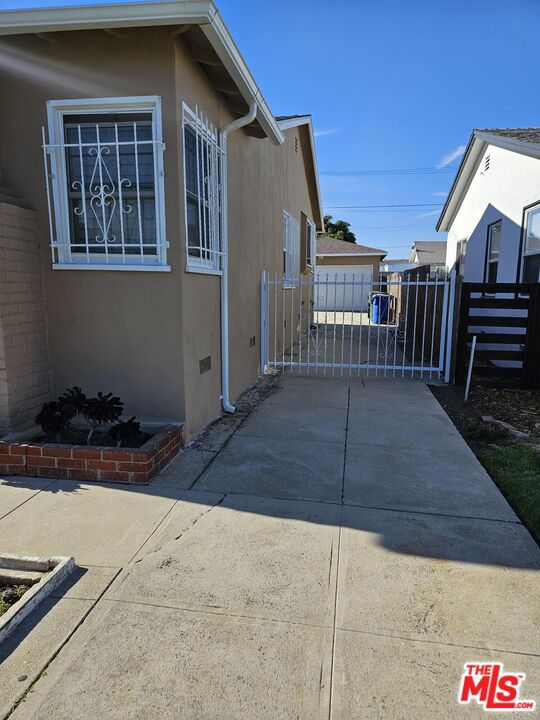 3961 W 64th Street, Los Angeles CA: https://media.crmls.org/mediaz/dd09cc6c-650b-4699-b7ad-de6133bc09cf.jpg