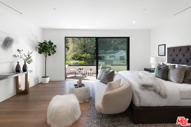 9836 Yoakum Drive, Beverly Hills CA: https://media.crmls.org/mediaz/dd0a06ea-3a54-43e2-abbe-3c3eea731102.jpg