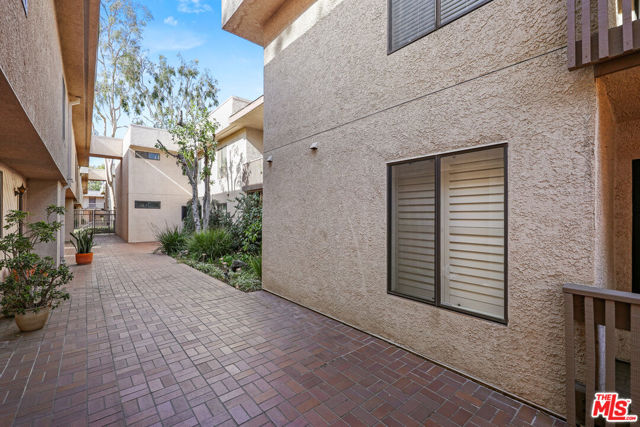 15207 Magnolia Boulevard, 116 photo 24