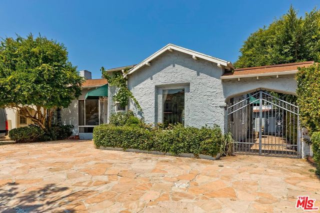 217 S Le Doux Road, Beverly Hills CA: https://media.crmls.org/mediaz/dd0a32d1-140c-43eb-9826-4eff39f616f8.jpg