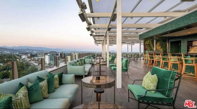 439 N Doheny Drive, Beverly Hills CA: https://media.crmls.org/mediaz/dd0a67aa-a9a8-4273-baed-de9b05fa0906.jpg