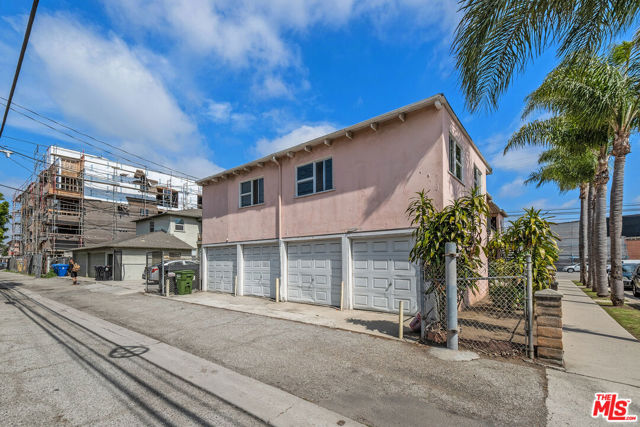 11887 Jefferson Boulevard, Los Angeles CA: https://media.crmls.org/mediaz/dd0a93a7-ea3f-43c9-8ff8-706f47ca038d.jpg