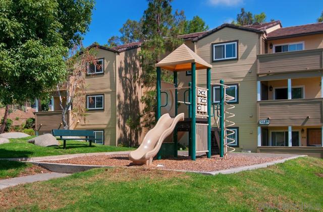 5037 Los Morros Way, Oceanside CA: https://media.crmls.org/mediaz/dd0aa95a-0346-487d-bbab-03c1c85b34ad.jpg