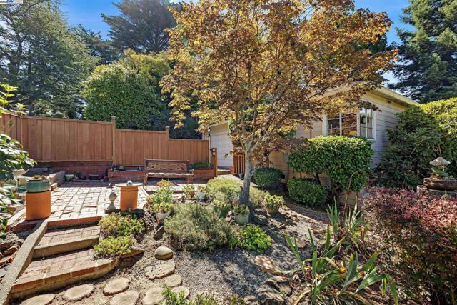 2863 Burton Dr, Oakland CA: https://media.crmls.org/mediaz/dd0afa3f-cab5-410a-840b-713f480dc532.jpg