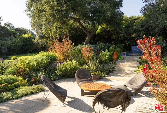 796 Hot Springs Road, Montecito CA: https://media.crmls.org/mediaz/dd0ed2aa-5dfb-4617-925f-05cddf33015c.jpg