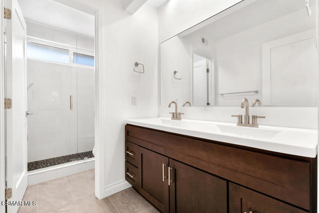 751 Lynnmere Drive, Thousand Oaks CA: https://media.crmls.org/mediaz/dd0f0abf-1954-4e0f-a59d-1a8ad37b09f8.jpg