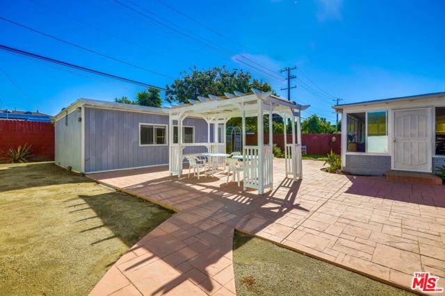 1060 E 45th Way, Long Beach CA: https://media.crmls.org/mediaz/dd0f8f58-a9fe-417f-bf70-2b25ee714939.jpg