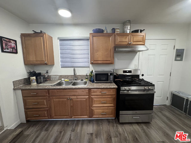 1726 W 37th Place, Los Angeles CA: https://media.crmls.org/mediaz/dd0feefa-562a-4506-966d-c68546c4d547.jpg