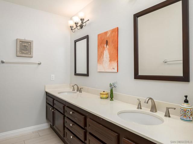 1833 Wintergreen Gln, Escondido CA: https://media.crmls.org/mediaz/dd1036de-bb1a-42a3-96c9-f303b68b1114.jpg