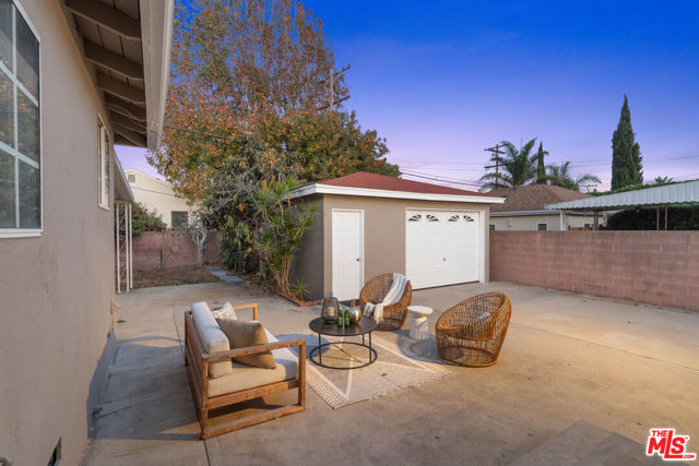 4242 Grand View Boulevard, Los Angeles CA: https://media.crmls.org/mediaz/dd1138c2-84a1-4415-aa40-cd7aa391af08.jpg