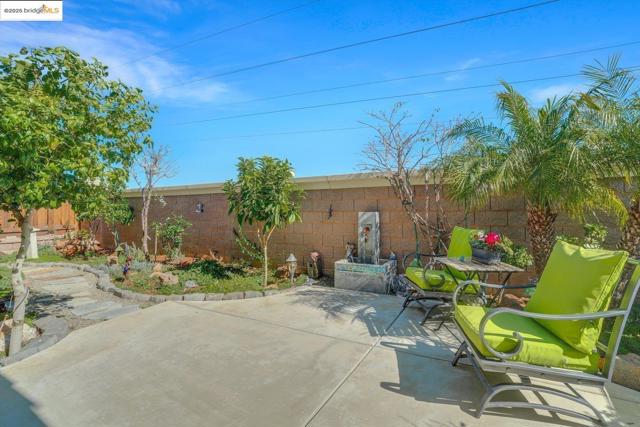 1577 Chianti LN, Brentwood CA: https://media.crmls.org/mediaz/dd114951-0dfa-475f-8b1b-ec7c5f15d6e6.jpg