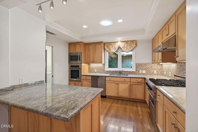 203 Foothill Road, Ojai CA: https://media.crmls.org/mediaz/dd1182ec-ae77-46fd-9169-83a687ea9f51.jpg