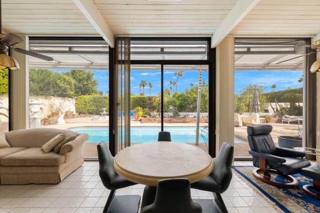 968 N Fairview Circle, Palm Springs CA: https://media.crmls.org/mediaz/dd11ec5d-6be7-47af-880d-dbb596b1ed78.jpg