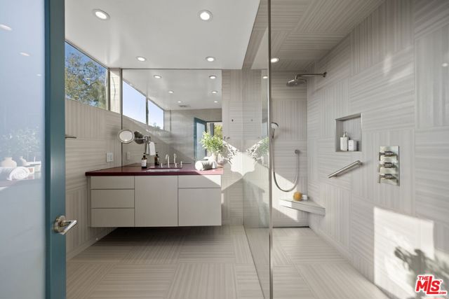 2980 Hollyridge Drive, Los Angeles CA: https://media.crmls.org/mediaz/dd11ff3b-756b-40e2-8719-41a532ca3549.jpg