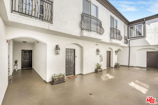 Image 9 of 32 For 5330 Satsuma Avenue