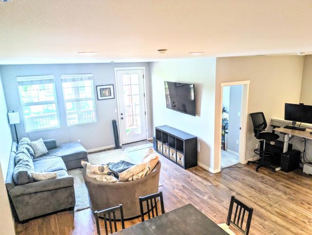 1948 Railroad Ave, Livermore CA: https://media.crmls.org/mediaz/dd132b6b-ed38-43d9-aeac-9066d16c510b.jpg