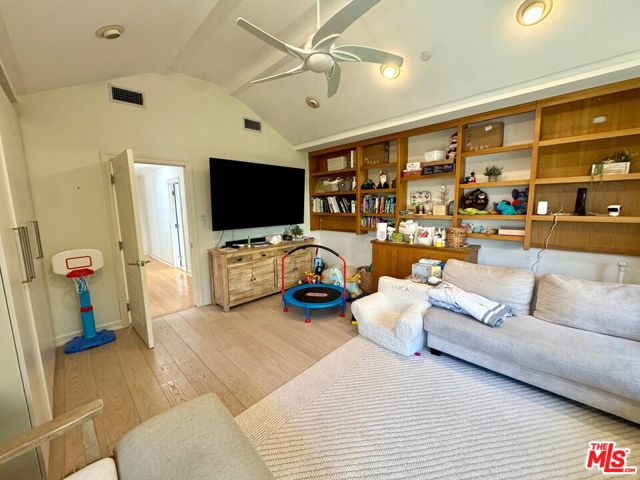 328 15th Street, Santa Monica CA: https://media.crmls.org/mediaz/dd141850-38f7-49b8-97b2-a6bc9307ba06.jpg