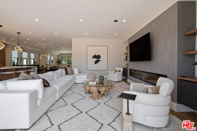 4299 Elmer Avenue, Studio City CA: https://media.crmls.org/mediaz/dd14301a-32cd-467f-a078-bef22693af09.jpg